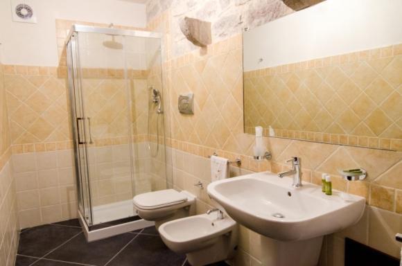 Triple Room Bathroom,694356345:JPEG